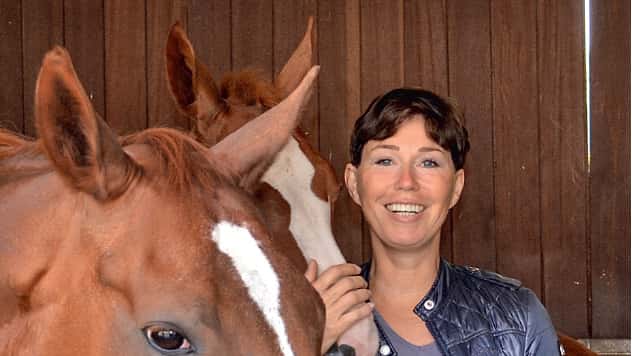 Unternehmerin Brigitte Weeke-Therling mit ihrer Zuchtstute Dakota und dem Hengstfohlen von Quaterback.